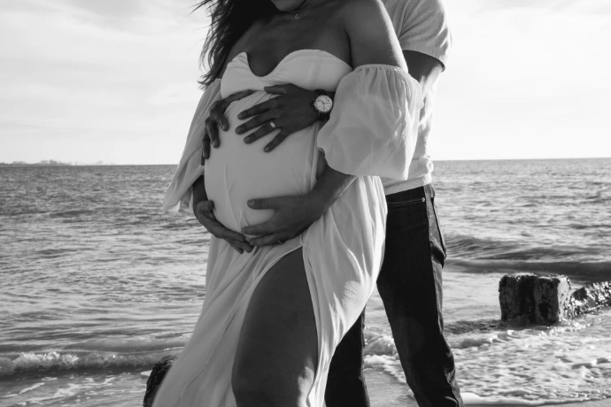 noir et blanc photo couple mer grossesse vacances